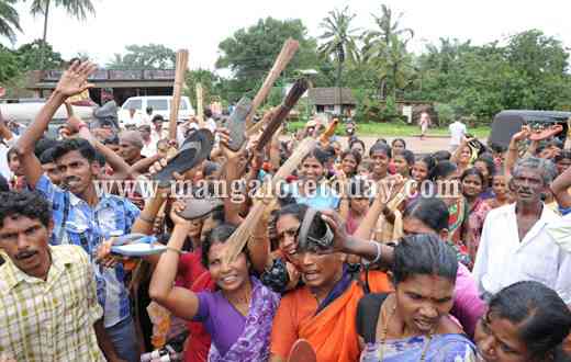 Brooms and slippers greet Congress delegation in Niddodi